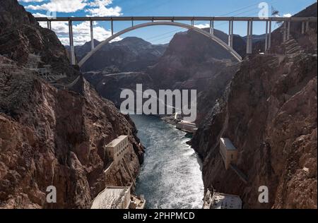 Nord America; Stati Uniti; Nevada; Hoover Dam bypass Bridge (Mike o'Callagahan-Pat Tilman Memorial Bridge); a valle di Hoover (Boulder) Dam; Ove Foto Stock