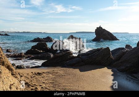 Onde di mare schiumose, tempesta su sfondo texture di Rocky Beach, acqua di Oceano Blu, modello di Rocky Shore, Shoreline di pietra, concetto di vacanza Foto Stock