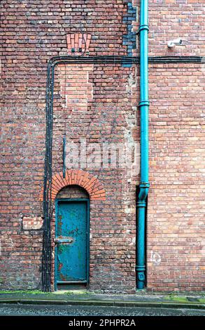 Porte in acciaio per il magazzino dei moli di Liverpool Foto Stock