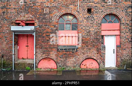 Porte in acciaio per il magazzino dei moli di Liverpool Foto Stock