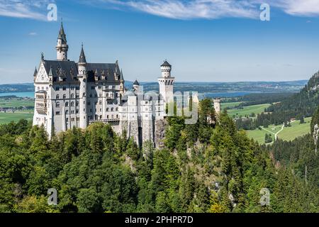 Vista sul castello di Neuschwanstein, uno dei castelli più famosi e iconici della Germania, situato nelle alpi Bavaresi Foto Stock