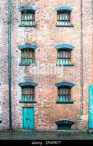 Porte in acciaio per il magazzino dei moli di Liverpool Foto Stock