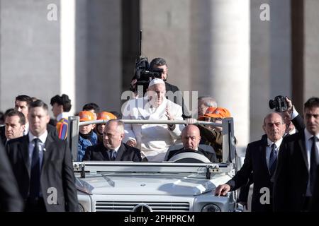 Città del Vaticano, Vaticano, 29 marzo 2023. Papa Francesco durante la sua udienza generale settimanale a San Piazza Pietro. Maria Grazia Picciarella/Alamy Live News Foto Stock