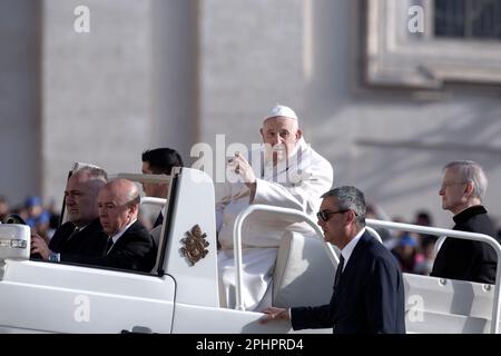 Città del Vaticano, Vaticano, 29 marzo 2023. Papa Francesco durante la sua udienza generale settimanale a San Piazza Pietro. Maria Grazia Picciarella/Alamy Live News Foto Stock