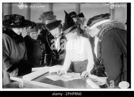 Il suffragista e attivista Bertha Furman (centro) (1930), insegna ad agrup delle donne come votare, Washington, DC, 2/22/1918. (Foto di Bain News Service Foto Stock