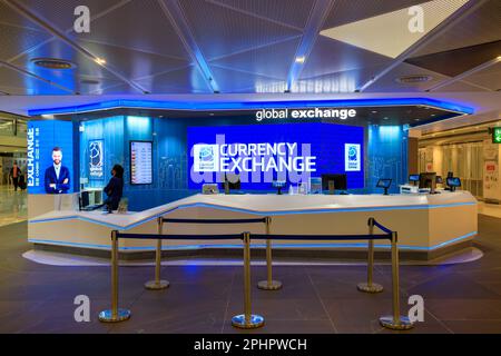 Hong Kong - 28 febbraio 2023: Esterno di un negozio di cambio valuta estera nella sala partenze dell'aeroporto internazionale di Hong Kong. Foto Stock