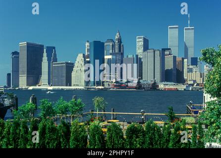 1992 storiche torri gemelle (©MINORU YAMASAKI 1973) skyline del centro EAST RIVER MANHATTAN NEW YORK CITY USA Foto Stock