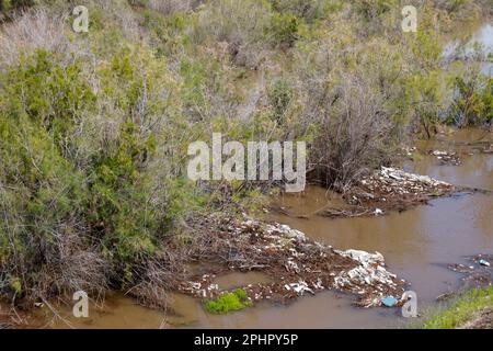 Spazzatura sparsa lungo le rive del Salt River a Mesa, Arizona Foto Stock