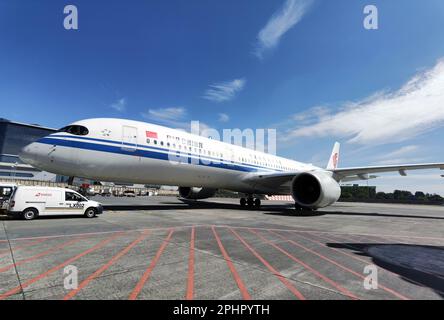 Johannesburg. 29th Mar, 2023. La foto scattata il 29 marzo 2023 mostra un aereo Air China che trasporta turisti dalla Cina che atterrano all'AEROPORTO internazionale O Tambo di Johannesburg, Sud Africa. L'autorità del turismo del Sud Africa il Mercoledì ha accolto il primo gruppo di turisti dalla Cina dallo scoppio del COVID-19. Credit: Notizie dal vivo su Xinhua/Alamy Foto Stock