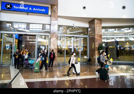 Johannesburg, Sudafrica. 29th Mar, 2023. I turisti provenienti dalla Cina arrivano all'AEROPORTO internazionale OR Tambo di Johannesburg, Sud Africa, il 29 marzo 2023. L'autorità del turismo del Sud Africa il Mercoledì ha accolto il primo gruppo di turisti dalla Cina dallo scoppio del COVID-19. Credit: Zhang Yudong/Xinhua/Alamy Live News Foto Stock