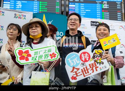 Johannesburg, Sudafrica. 29th Mar, 2023. I turisti provenienti dalla Cina posano per le foto all'AEROPORTO internazionale DI TAMBO a Johannesburg, Sudafrica, il 29 marzo 2023. L'autorità del turismo del Sud Africa il Mercoledì ha accolto il primo gruppo di turisti dalla Cina dallo scoppio del COVID-19. Credit: Zhang Yudong/Xinhua/Alamy Live News Foto Stock