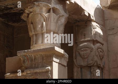 Colonne nel tempio tolemaico a Deir el-Medina, il villaggio dei lavoratori sulla Cisgiordania, Luxor, Egitto Foto Stock