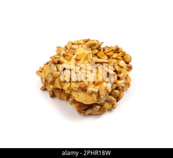 Biscotto semplice con noci, semi e cereali isolati. Biscotti di farina d'avena, biscotti di semi di girasole. Vista dall'alto del biscotto rotondo Foto Stock