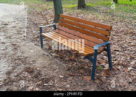 Vecchia panca in legno in strada, architettura della città all'aperto, panchine in legno, sedia per esterni, arredo urbano pubblico, Sedile con asse vuoto, comodo panca in posizione R Foto Stock