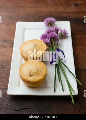 Muffin alla Cornbread Vegan Chive Blossom fatti in casa Foto Stock