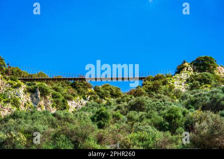 Vista panoramica del ponte pedonale Windsor, lungo 70m metri, un ponte sospeso sulla roccia superiore di Gibilterra Foto Stock