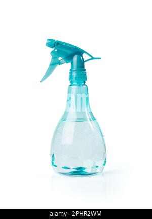 Flacone spray isolato, spruzzatore blu con acqua, mini pistola spray per fiori, polverizzatore di plastica, flacone spray su sfondo bianco Foto Stock