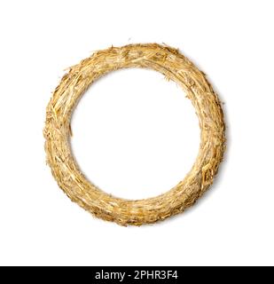 Base della corona di paglia isolata su sfondo bianco. Una corona di paglia come base per il disegno di fiori secchi in stile rustico, materiali floreali vista dall'alto Foto Stock