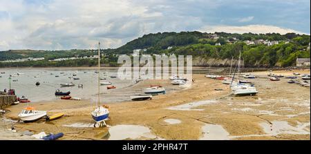 Newquay, Ceredigion, Galles - Agosto 2022: Vista panoramica di piccole barche sulla spiaggia con la bassa marea Foto Stock