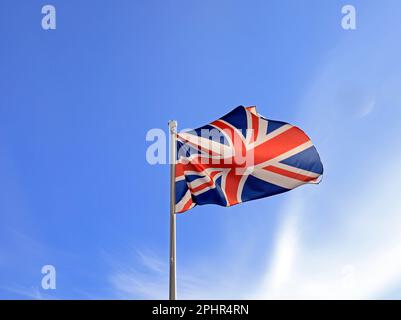 Bandiera dell'Unione, Union Jack, rosso bianco e blu contro un cielo blu marzo 2023. Molla. Foto Stock