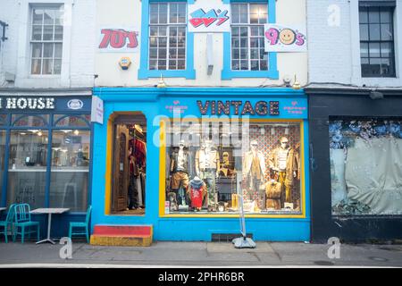 Londra - Gennaio 2023: Vivaci negozi indipendenti a Notting Hill al largo di Portobello Road Foto Stock