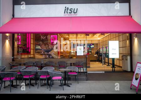 Londra - Gennaio 2023: Filiale Itsu a Notting Hill - fast food ispirato all'Asia orientale Foto Stock