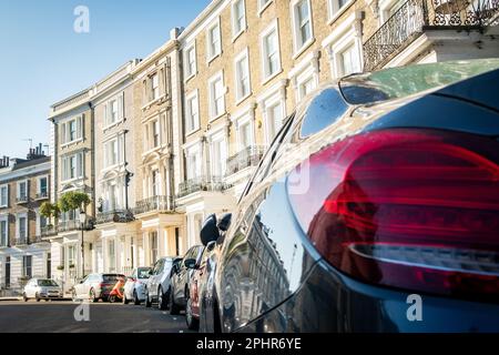 Londra - Gennaio 2023: Strada residenziale nell'area di Holland Park della parte ovest di Londra Foto Stock