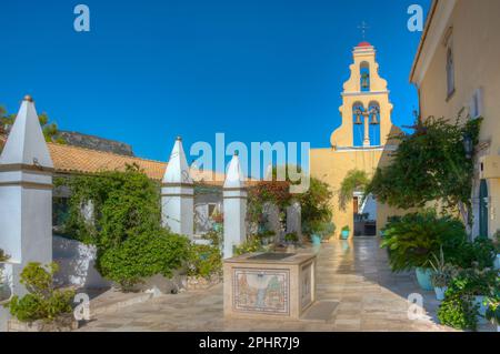 Cortile del monastero di Paleokastritsa a Corfù isola greca. Foto Stock