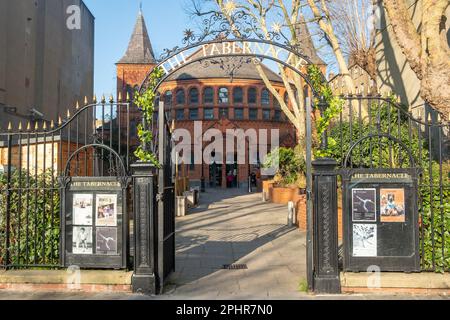 Londra - Gennaio 2023: Il Tabernacolo a Notting Hill, Londra occidentale. Un luogo per eventi e un centro per le arti dello spettacolo. Foto Stock