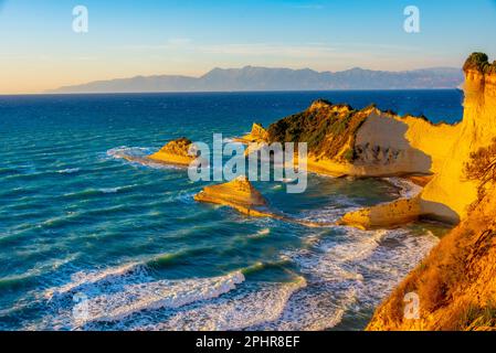 Vista al tramonto di Capo Drastis un'isola di Corfù, Grecia. Foto Stock