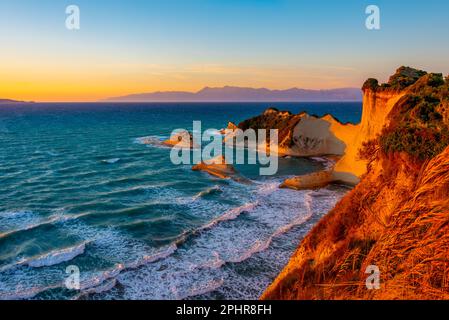Vista al tramonto di Capo Drastis un'isola di Corfù, Grecia. Foto Stock