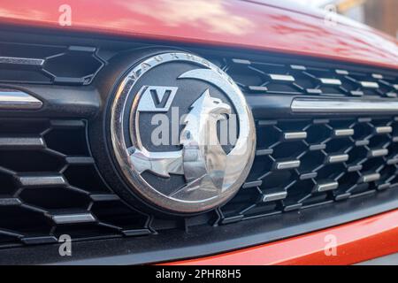 Londra - Gennaio 2023: Logo del badge auto Vauxhall davanti al nuovo costruttore automobilistico britannico Foto Stock