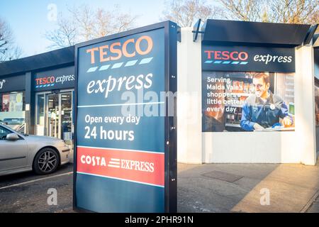 Londra - Gennaio 2023: Tesco Express presso una stazione di servizio esso a Maida vale, Londra ovest Foto Stock