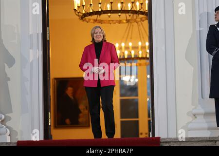 Berlino, Germania, 29th marzo 2023, Presidente del Bundestag Bärbel Bas sulle scale dello Schloss Bellevue al banchetto di Stato per re Carlo III Sven Struck/Alamy Live News Foto Stock