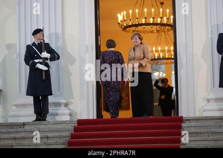 Berlino, Germania, 29th marzo 2023, l'ex cancelliere Angela Merkel sulle scale dello Schloss Bellevue al banchetto di Stato per re Carlo III Sven Struck/Alamy Live News Foto Stock