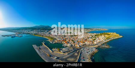 Veduta aerea del porto veneziano nella città greca di Rethimno, Creta. Foto Stock