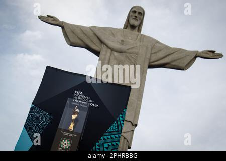 Rio de Janeiro, Brasile. 29th Mar, 2023. Il trofeo della Coppa del mondo FIFA femminile si trova ai piedi della statua di Cristo Redentore. Il tour del trofeo ha lo scopo di ispirare le persone sul calcio femminile. Il trofeo visita i paesi delle 32 squadre partecipanti. Credit: Joao Gabriel Alves/Joao Gabriel Alves/dpa/Alamy Live News Foto Stock