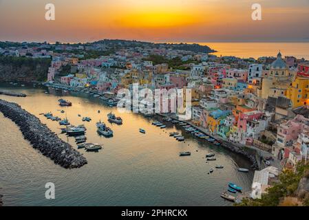 Vista al tramonto di Marina di Corricella sull'isola italiana Procida. Foto Stock