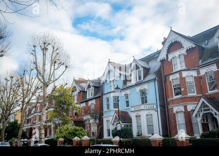 Londra - Gennaio 2023: Strada residenziale a North Kensington, W10 vicino alla stazione della metropolitana di Latimer Road Foto Stock