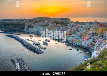 Vista al tramonto di Marina di Corricella sull'isola italiana Procida. Foto Stock