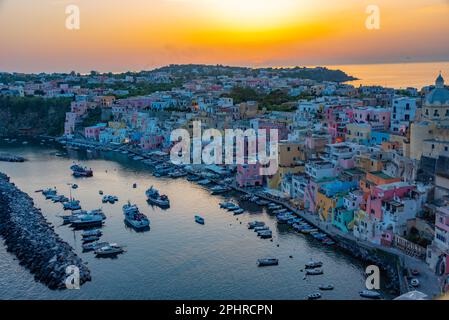 Vista al tramonto di Marina di Corricella sull'isola italiana Procida. Foto Stock