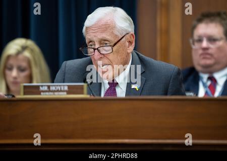 Washington, Stati Uniti. 29th Mar, 2023. Il rappresentante Steny Hoyer (D-MD), membro della classifica sottocommissione, interviene durante un'audizione della sottocommissione per gli stanziamenti della Camera sul bilancio SEC 2024, presso gli Stati Uniti Capitol, a Washington, DC, mercoledì 29 marzo, 2023. (Graeme Sloan/Sipa USA) Credit: Sipa USA/Alamy Live News Foto Stock