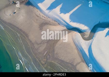 Immagine del drone, vista zenithal di una spiaggia di sabbia bianca nel nord del Portogallo Foto Stock