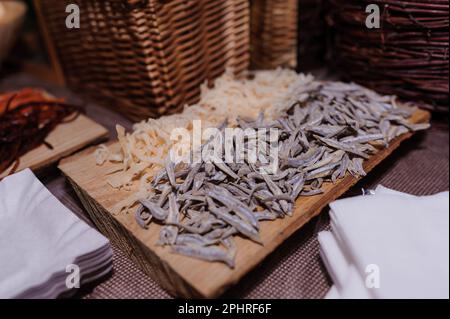 Vari tipi di snack di pesce sul tavolo festivo Foto Stock