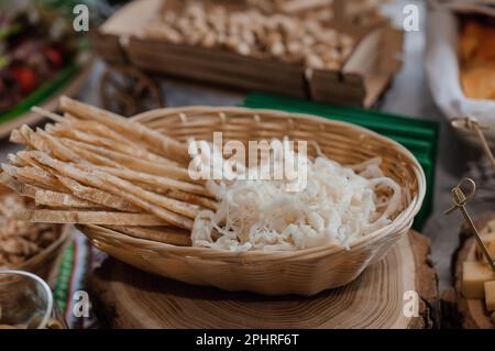 Vari tipi di snack di pesce sul tavolo festivo Foto Stock