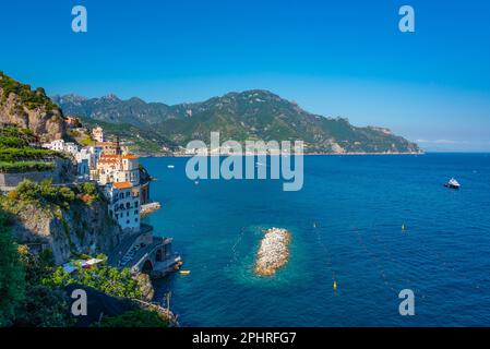 Vista panoramica della città di Atrani in Italia. Foto Stock