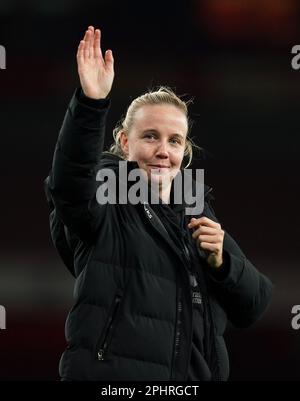 L'Arsenal's Beth Mead si fa largo ai tifosi dopo la seconda tappa finale della UEFA Women's Champions League, al quarto incontro di seconda tappa all'Emirates Stadium di Londra. Data immagine: Mercoledì 29 marzo 2023. Foto Stock