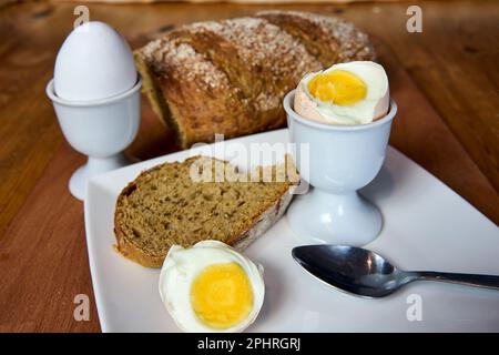 Piatti tradizionali per la colazione pasquale e l'agnello al burro in Polonia Foto Stock