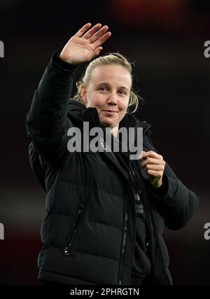 L'Arsenal's Beth Mead si fa largo ai tifosi dopo la seconda tappa finale della UEFA Women's Champions League, al quarto incontro di seconda tappa all'Emirates Stadium di Londra. Data immagine: Mercoledì 29 marzo 2023. Foto Stock