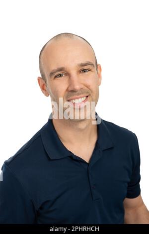 Una testa maschio caucasica con un taglio corto, peli corti e con una polo blu scuro. Sfondo bianco fisso. Foto Stock